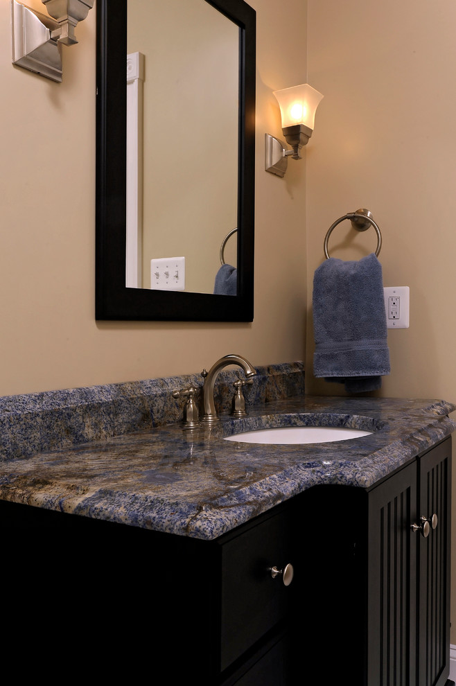 ワシントンD.C.にあるコンテンポラリースタイルのおしゃれな浴室 (フラットパネル扉のキャビネット、濃色木目調キャビネット、アルコーブ型浴槽、白いタイル、ベージュの壁、磁器タイルの床、御影石の洗面台) の写真