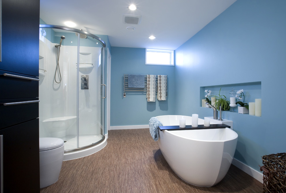 Idee per una stanza da bagno per bambini design con vasca freestanding, pavimento in bambù, ante lisce, ante nere, doccia ad angolo, pareti blu, pavimento marrone e porta doccia scorrevole
