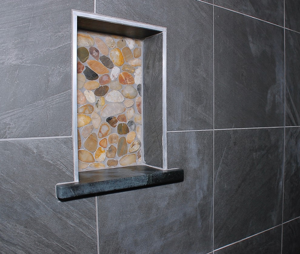 Immagine di una grande stanza da bagno contemporanea con doccia ad angolo, piastrelle grigie, piastrelle in ceramica, pareti grigie e porta doccia a battente