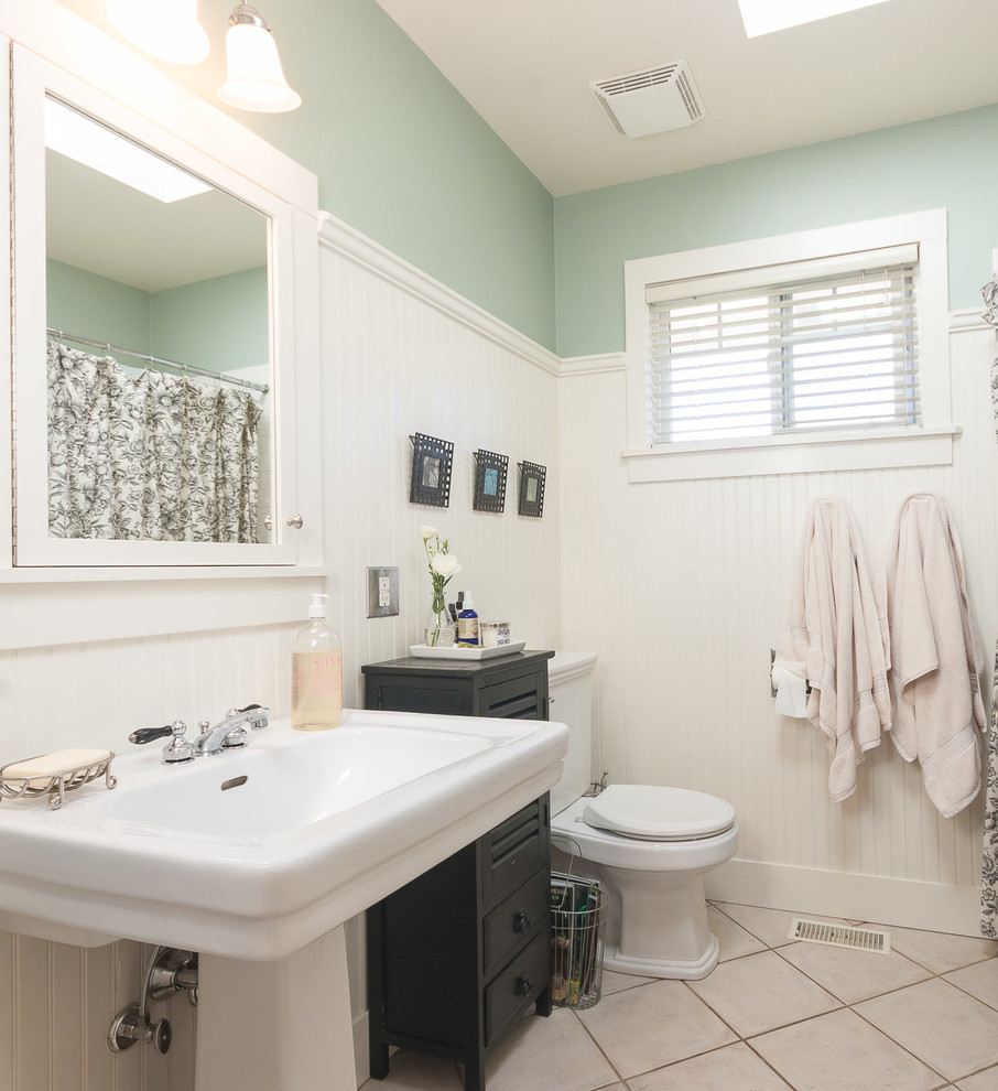 Пример оригинального дизайна: ванная комната в классическом стиле с раковиной с пьедесталом