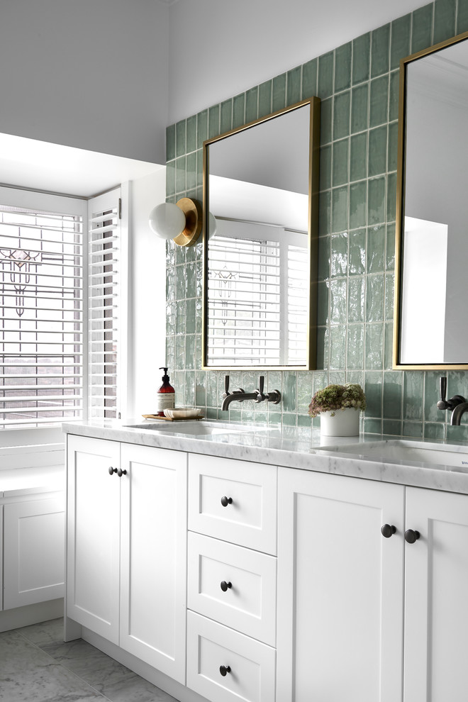 Immagine di una stanza da bagno tradizionale con ante in stile shaker, ante bianche, piastrelle verdi, pareti bianche, lavabo sottopiano, pavimento grigio e top grigio