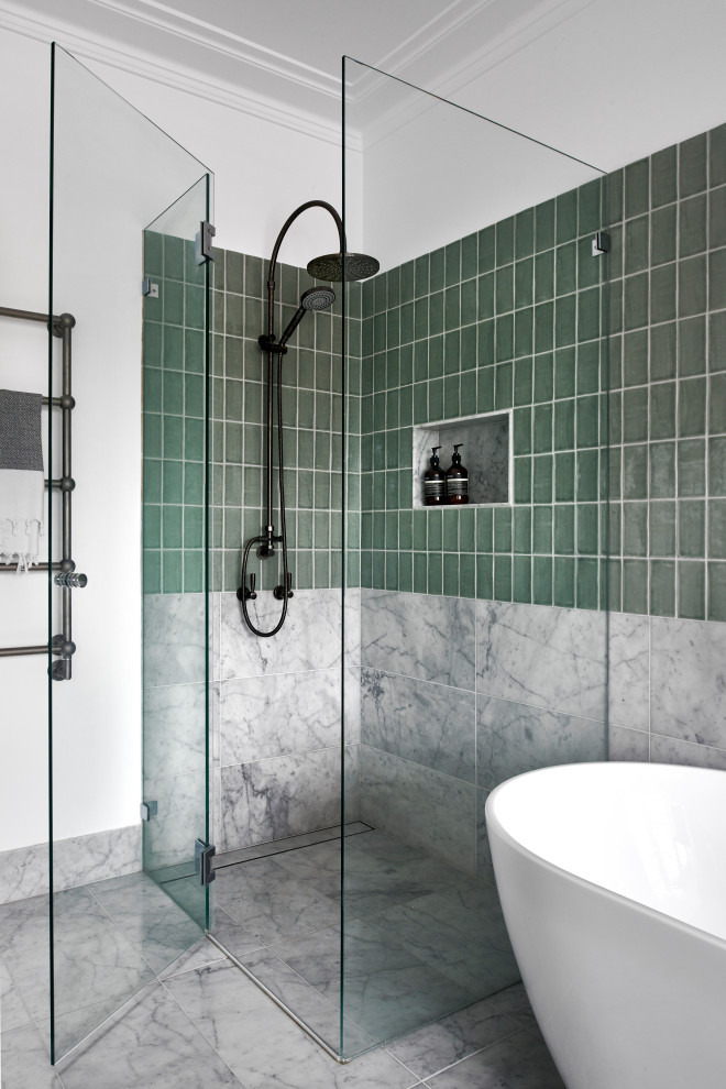 Источник вдохновения для домашнего уюта: главная ванная комната в стиле неоклассика (современная классика) с отдельно стоящей ванной и мраморной столешницей