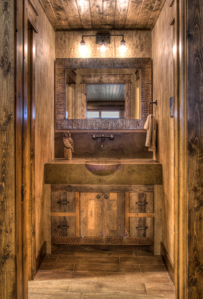Inspiration för ett mellanstort rustikt beige beige badrum, med släta luckor, skåp i slitet trä, beige väggar, klinkergolv i keramik, ett integrerad handfat, bänkskiva i betong och beiget golv