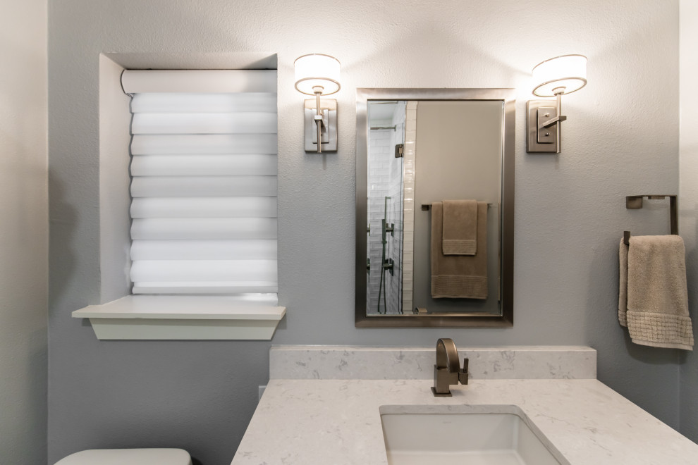 Idées déco pour une petite salle de bain moderne avec un mur gris, un lavabo encastré, un plan de toilette en quartz modifié, une cabine de douche à porte battante et un plan de toilette blanc.