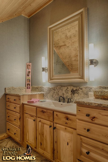 Immagine di una grande stanza da bagno stile rurale con ante con bugna sagomata, ante in legno scuro, lavabo integrato, top in granito e top multicolore