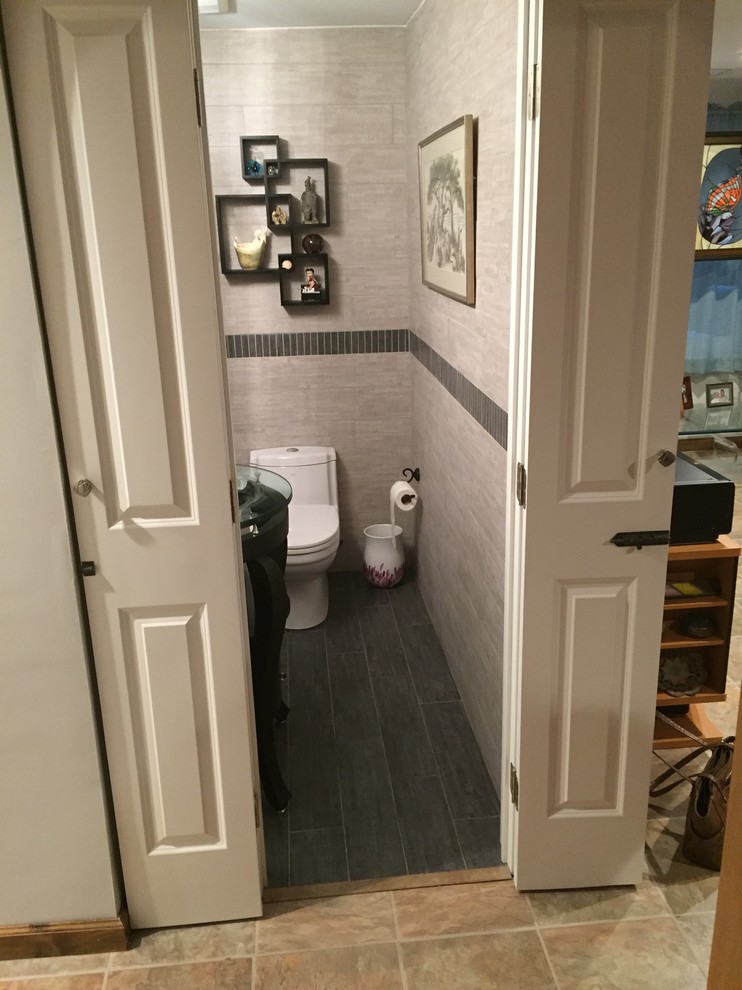 Kleines Asiatisches Badezimmer mit offenen Schränken, Toilette mit Aufsatzspülkasten, braunen Fliesen, Keramikfliesen, grauer Wandfarbe, Porzellan-Bodenfliesen, Sockelwaschbecken und Glaswaschbecken/Glaswaschtisch in New York