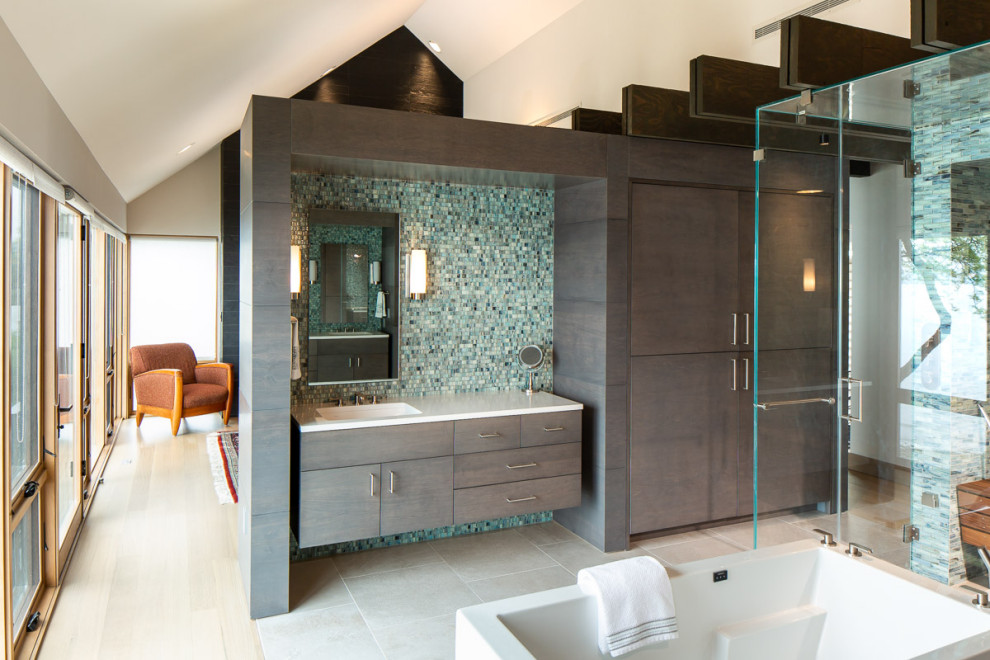 Пример оригинального дизайна: главная ванная комната в современном стиле с плоскими фасадами, темными деревянными фасадами, отдельно стоящей ванной, синей плиткой, зеленой плиткой, плиткой мозаикой, врезной раковиной, серым полом и белой столешницей