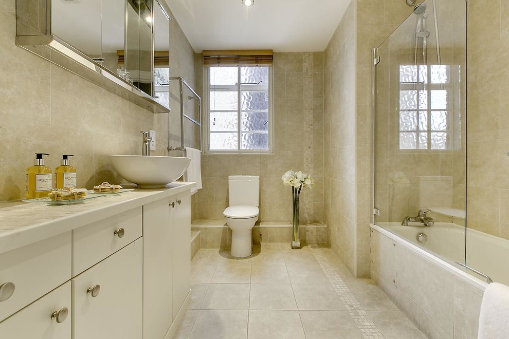 ロンドンにあるトラディショナルスタイルのおしゃれな浴室の写真