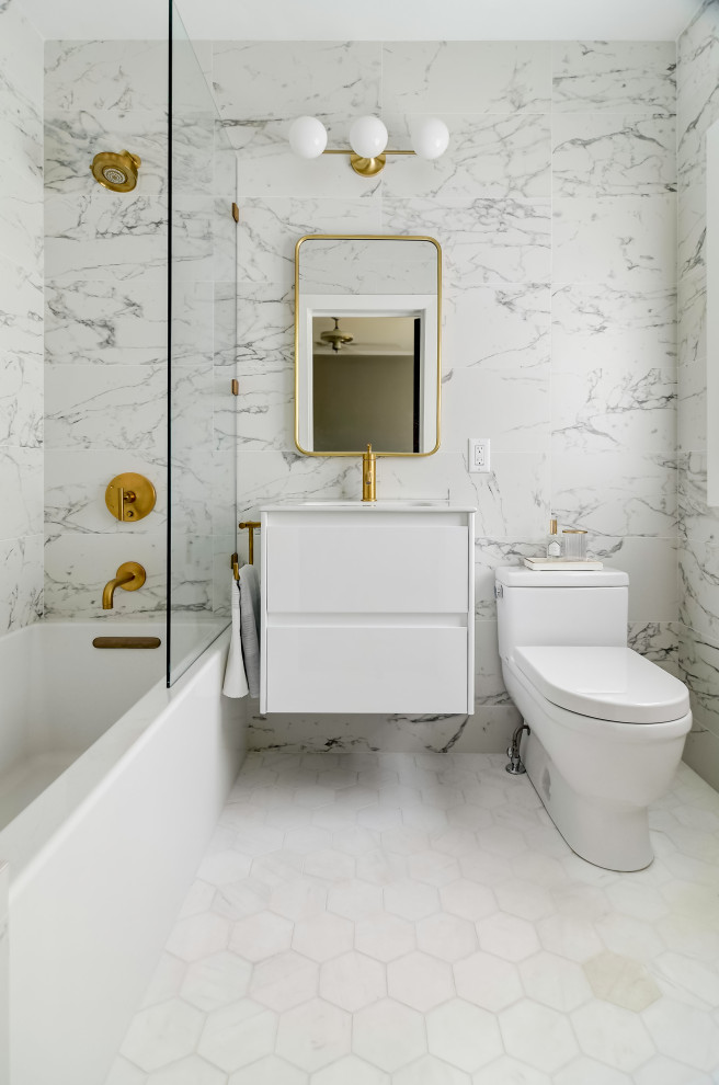 Ejemplo de cuarto de baño principal contemporáneo pequeño con baldosas y/o azulejos de porcelana y suelo de mármol