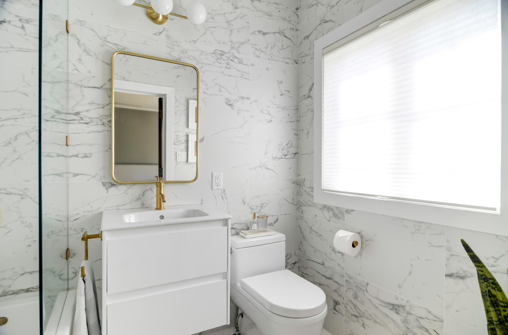 Imagen de cuarto de baño principal contemporáneo pequeño con armarios con paneles lisos, bañera encastrada, sanitario de dos piezas, baldosas y/o azulejos de porcelana, suelo de mármol, lavabo integrado y ducha abierta