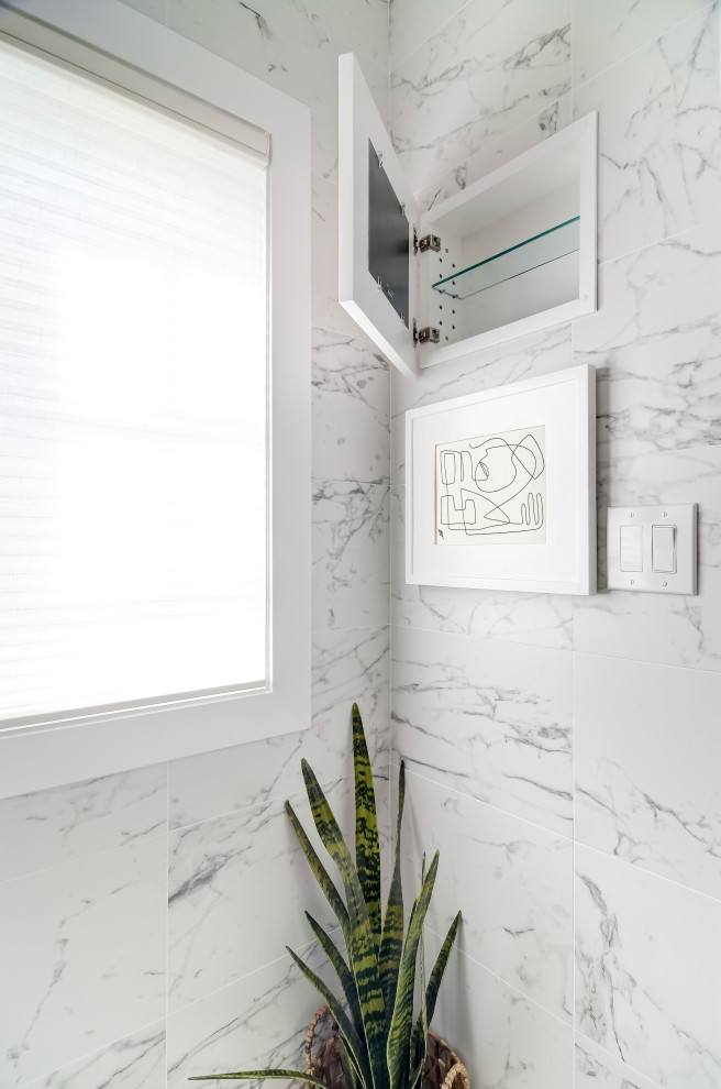 Свежая идея для дизайна: маленькая главная ванная комната в современном стиле с керамогранитной плиткой и мраморным полом для на участке и в саду - отличное фото интерьера