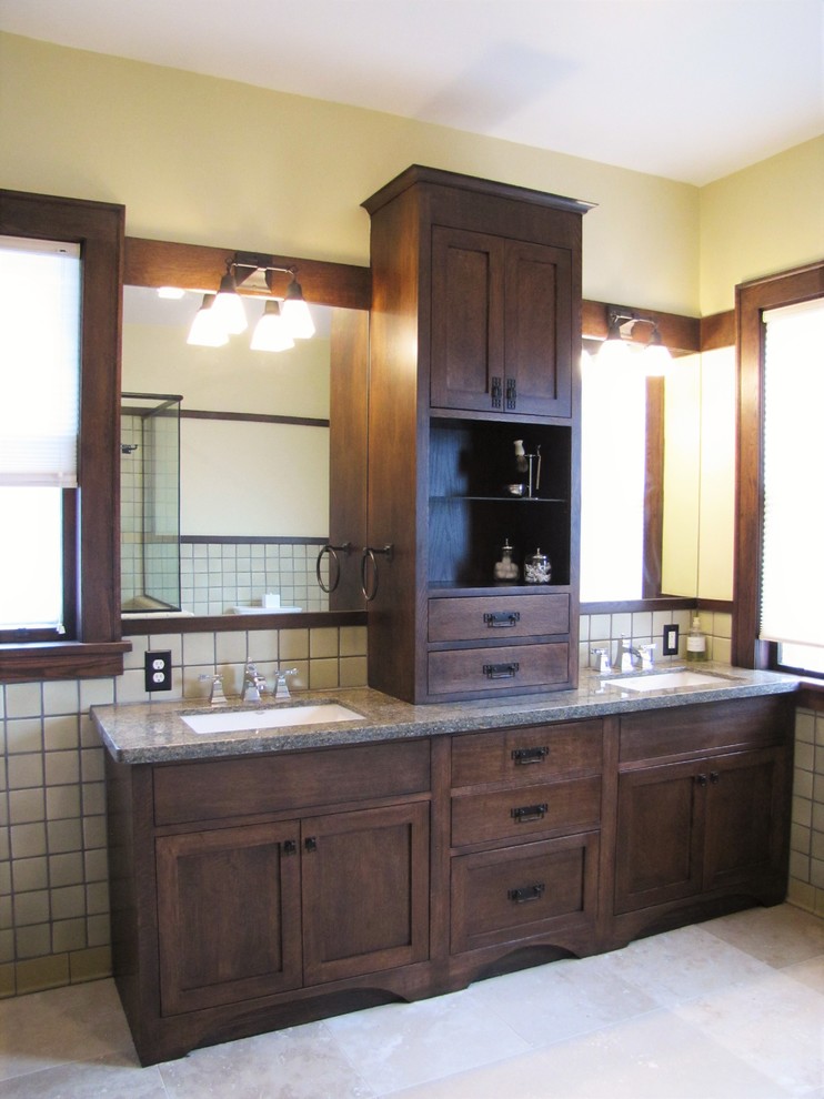 Inredning av ett amerikanskt stort en-suite badrum, med ett undermonterad handfat, skåp i shakerstil, skåp i mellenmörkt trä, bänkskiva i kvartsit, keramikplattor och travertin golv