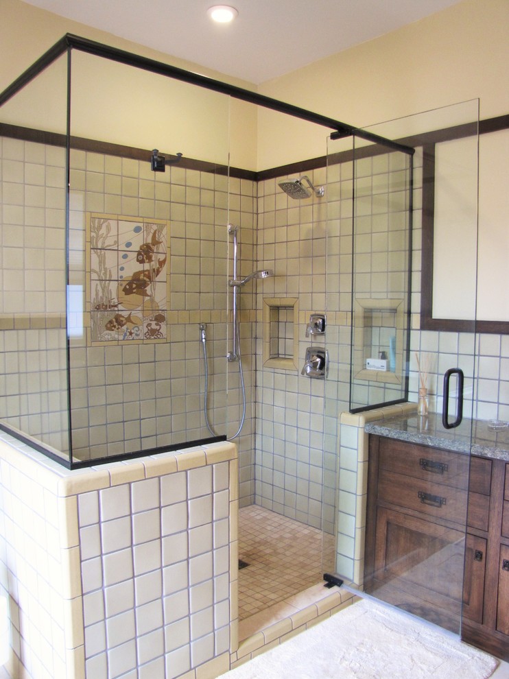 Idée de décoration pour une grande salle de bain principale craftsman en bois brun avec un lavabo encastré, un placard à porte shaker, un plan de toilette en quartz, des carreaux de céramique et un sol en travertin.