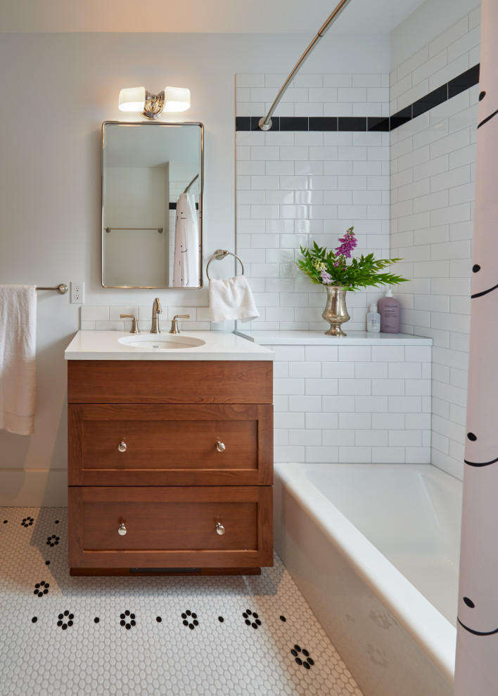 Idées déco pour une salle de bain classique en bois brun avec un placard à porte shaker, une baignoire en alcôve, un combiné douche/baignoire, un carrelage blanc, un carrelage métro, un mur gris, un sol en carrelage de terre cuite, un lavabo encastré, un sol blanc, une cabine de douche avec un rideau et un plan de toilette blanc.