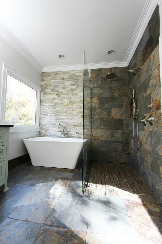 На фото: большая главная ванная комната в стиле модернизм с фасадами островного типа, серыми фасадами, отдельно стоящей ванной, открытым душем, бежевой плиткой, коричневой плиткой, серой плиткой, плиткой из сланца, серыми стенами, полом из сланца, разноцветным полом и открытым душем с