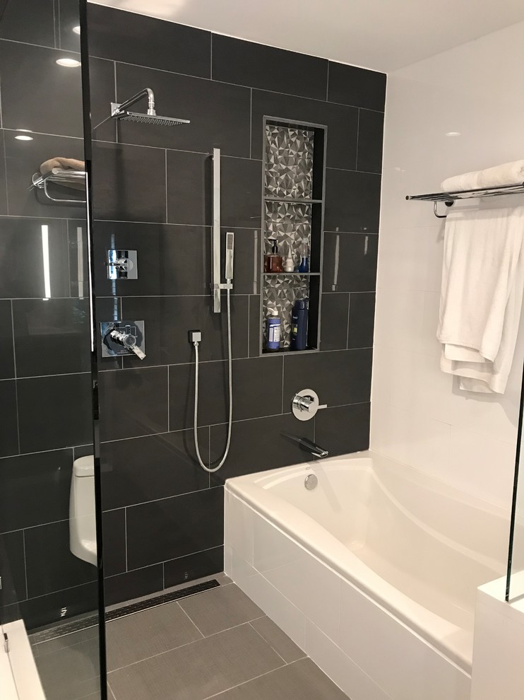Diseño de cuarto de baño principal moderno grande sin sin inodoro con bañera empotrada, paredes blancas, suelo de baldosas de porcelana, suelo gris y ducha abierta