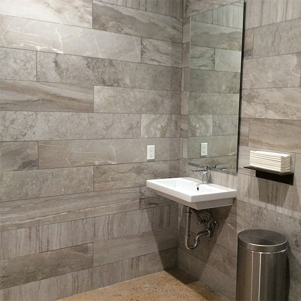 Foto de cuarto de baño actual con baldosas y/o azulejos grises y baldosas y/o azulejos de porcelana