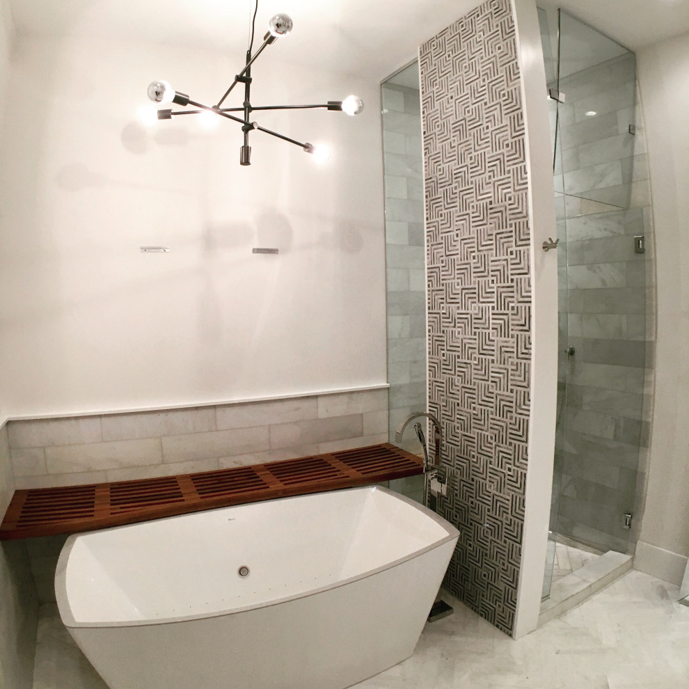 Idee per una stanza da bagno con doccia minimalista di medie dimensioni con vasca freestanding, doccia alcova, piastrelle grigie, piastrelle di marmo, pareti grigie, pavimento in marmo, pavimento grigio e porta doccia a battente