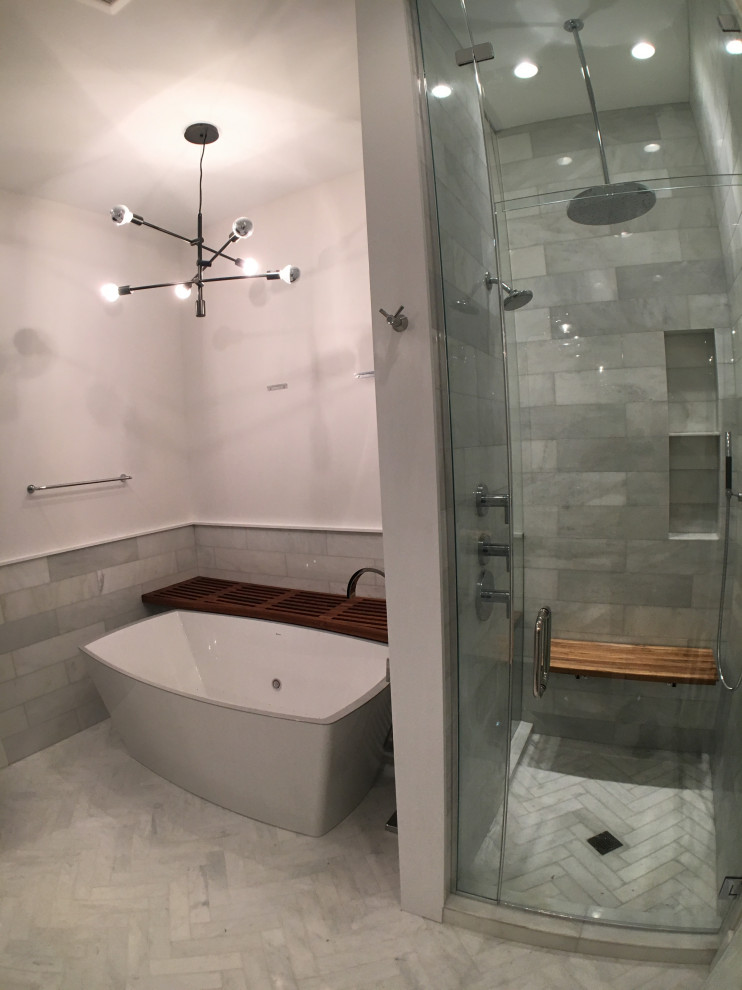 Immagine di una stanza da bagno con doccia minimalista di medie dimensioni con vasca freestanding, doccia alcova, piastrelle grigie, piastrelle di marmo, pareti grigie, pavimento in marmo, pavimento grigio e porta doccia a battente