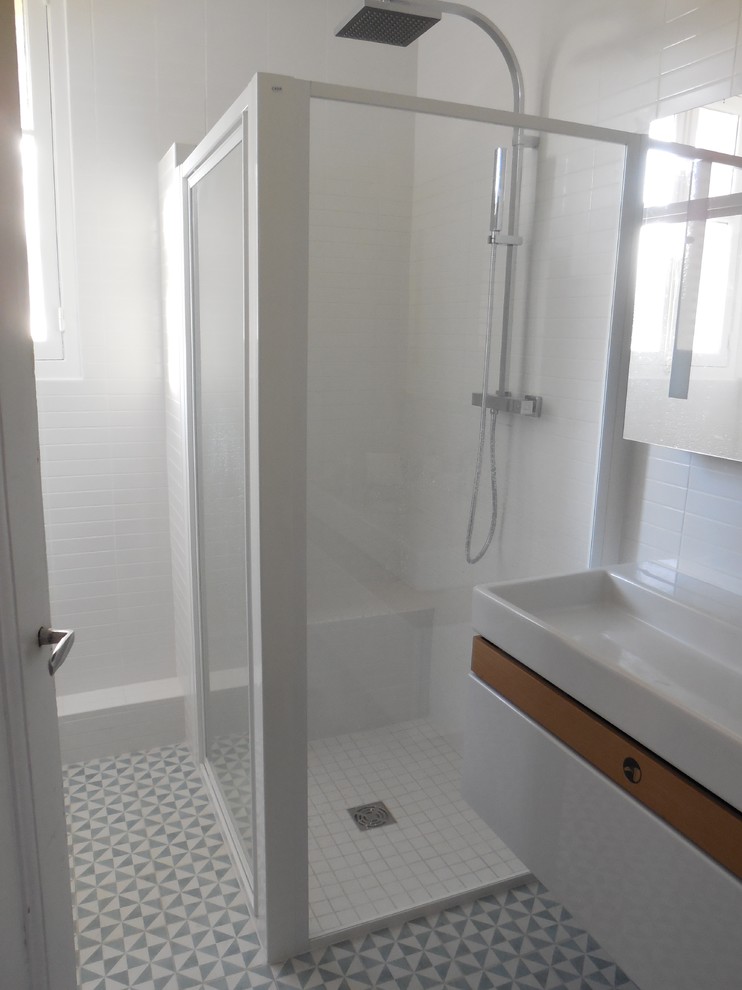 Foto di una piccola stanza da bagno con doccia scandinava con lavabo sospeso, doccia a filo pavimento, WC sospeso, piastrelle bianche e piastrelle diamantate