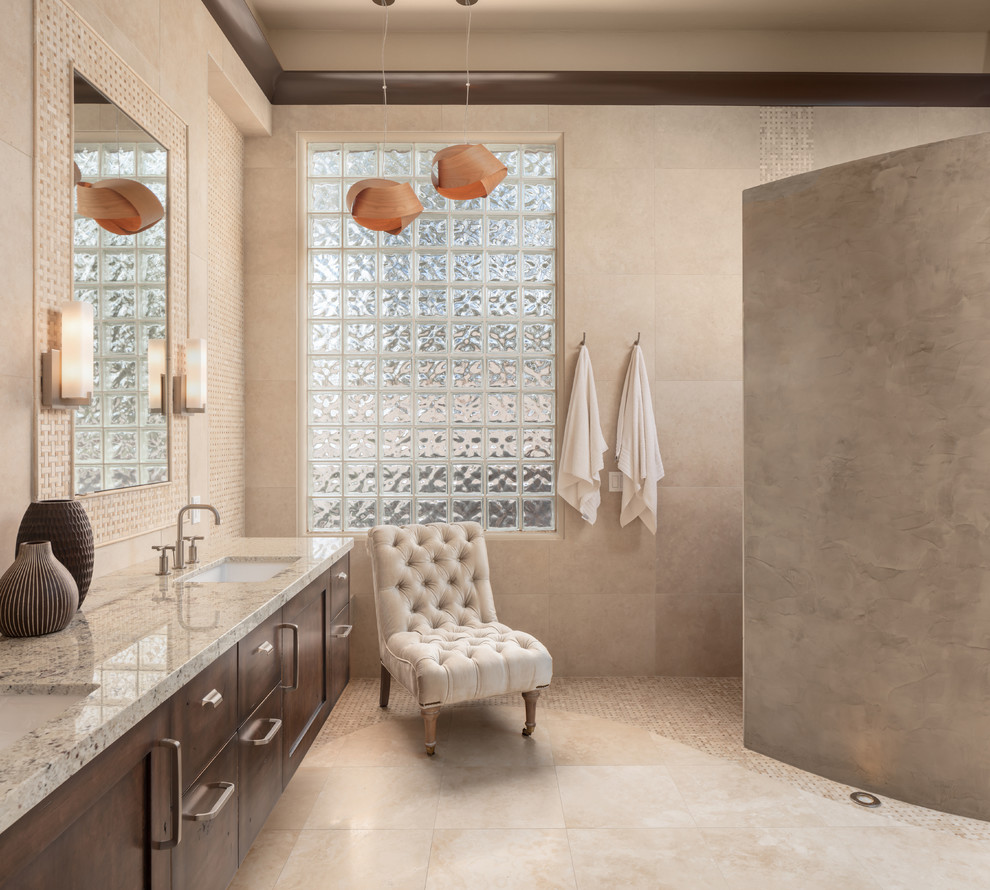 Свежая идея для дизайна: большая главная ванная комната в средиземноморском стиле с фасадами в стиле шейкер, искусственно-состаренными фасадами и столешницей из гранита - отличное фото интерьера