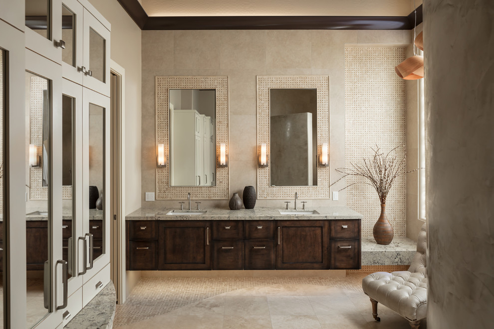 Foto di una grande stanza da bagno padronale mediterranea con ante in stile shaker, ante con finitura invecchiata, top in granito, pareti beige e lavabo sottopiano
