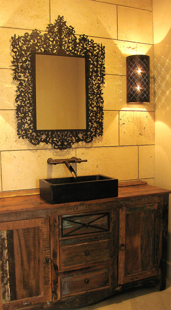 Aménagement d'une salle d'eau contemporaine en bois vieilli de taille moyenne avec un placard avec porte à panneau encastré, WC séparés, un carrelage beige, un carrelage de pierre, un mur beige, une vasque, un plan de toilette en bois et un sol gris.