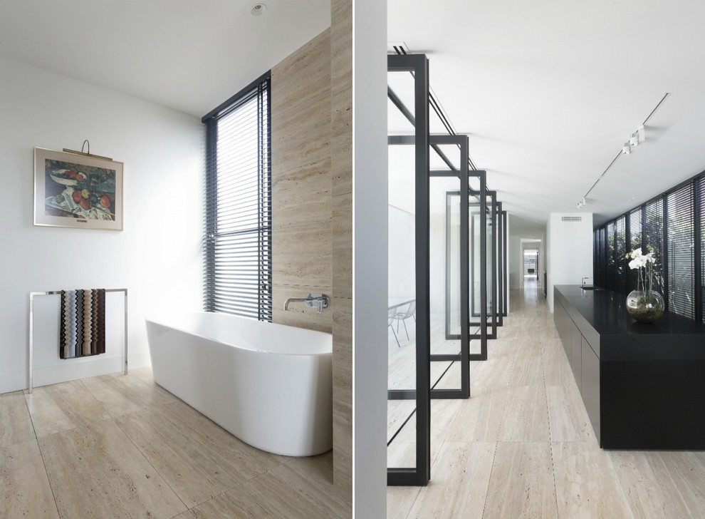 Свежая идея для дизайна: большая главная ванная комната в современном стиле с отдельно стоящей ванной, открытым душем, плиткой из листового камня, бежевыми стенами, полом из травертина и мраморной столешницей - отличное фото интерьера