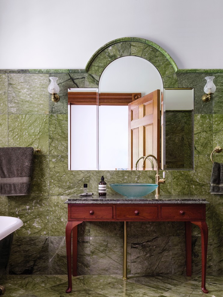 Inspiration för ett stort vintage en-suite badrum, med bruna skåp, ett badkar med tassar, grön kakel, stenkakel, marmorgolv, ett fristående handfat, marmorbänkskiva, gröna väggar och luckor med profilerade fronter