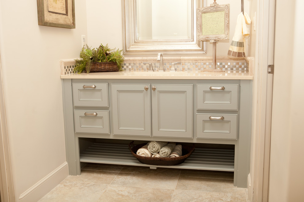 Bild på ett mellanstort vintage beige beige badrum med dusch, med möbel-liknande, grå skåp, beige väggar, klinkergolv i porslin, ett undermonterad handfat, bänkskiva i kvarts och beiget golv