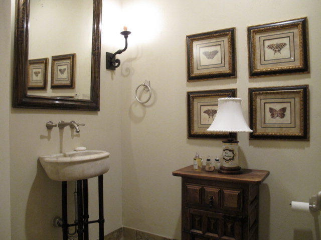 Bathroom - traditional bathroom idea in Dallas
