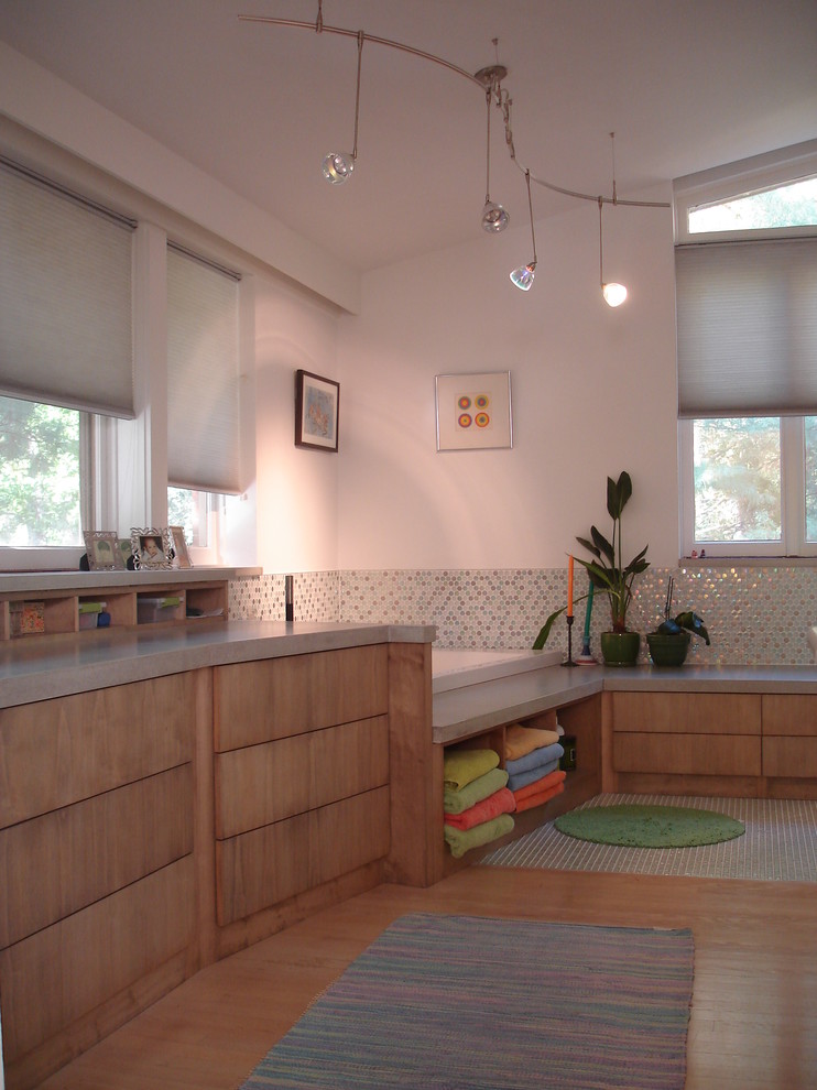 Immagine di una stanza da bagno minimalista con vasca da incasso