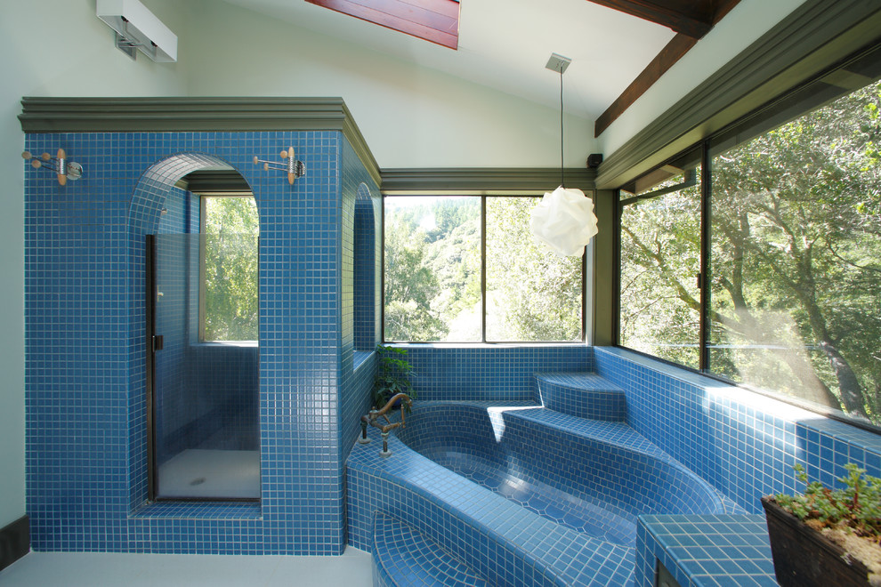 Eklektisk inredning av ett badrum, med en dusch i en alkov, blå kakel och mosaik