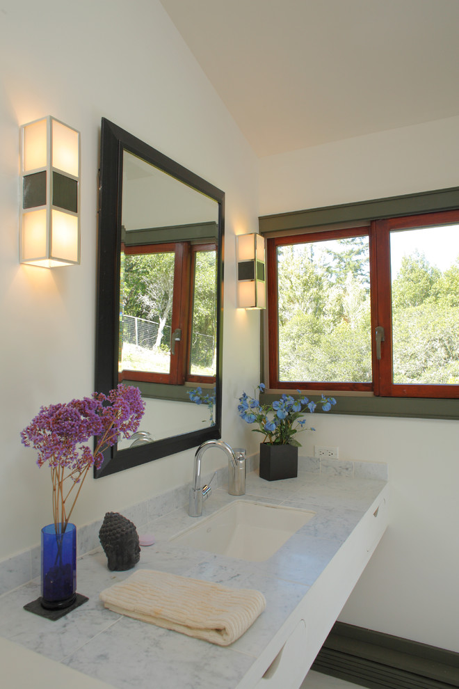 Стильный дизайн: ванная комната в современном стиле с врезной раковиной и окном - последний тренд