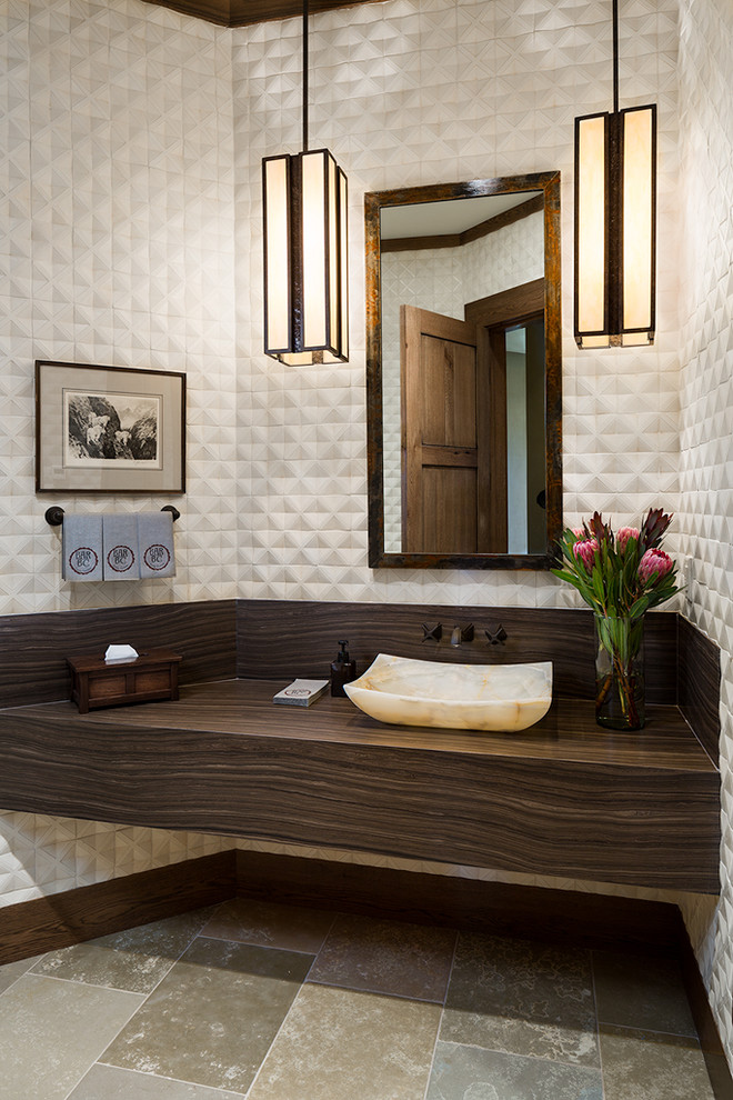 Diseño de cuarto de baño clásico renovado con paredes blancas, suelo de piedra caliza y lavabo sobreencimera