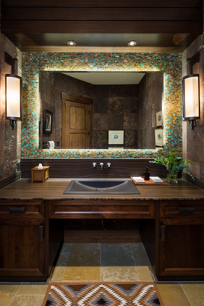 Идея дизайна: ванная комната в стиле неоклассика (современная классика) с фасадами с утопленной филенкой, темными деревянными фасадами, разноцветными стенами, накладной раковиной и зеркалом с подсветкой
