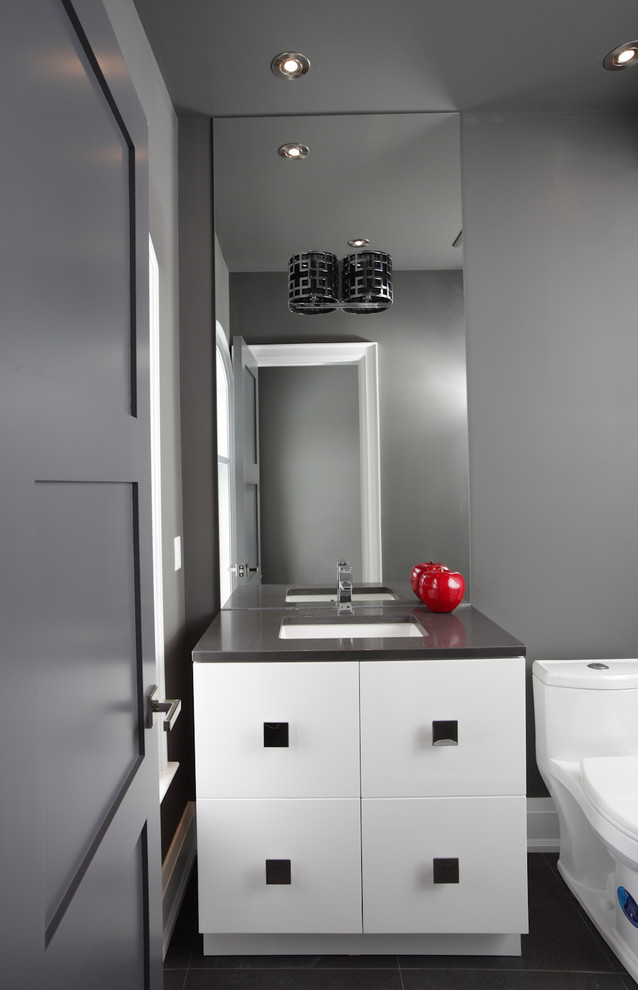 Idées déco pour une petite salle de bain moderne avec un placard à porte plane, des portes de placard blanches, une baignoire indépendante, WC séparés, un carrelage gris, un carrelage multicolore, un carrelage blanc, un mur gris, un lavabo encastré et un plan de toilette en granite.