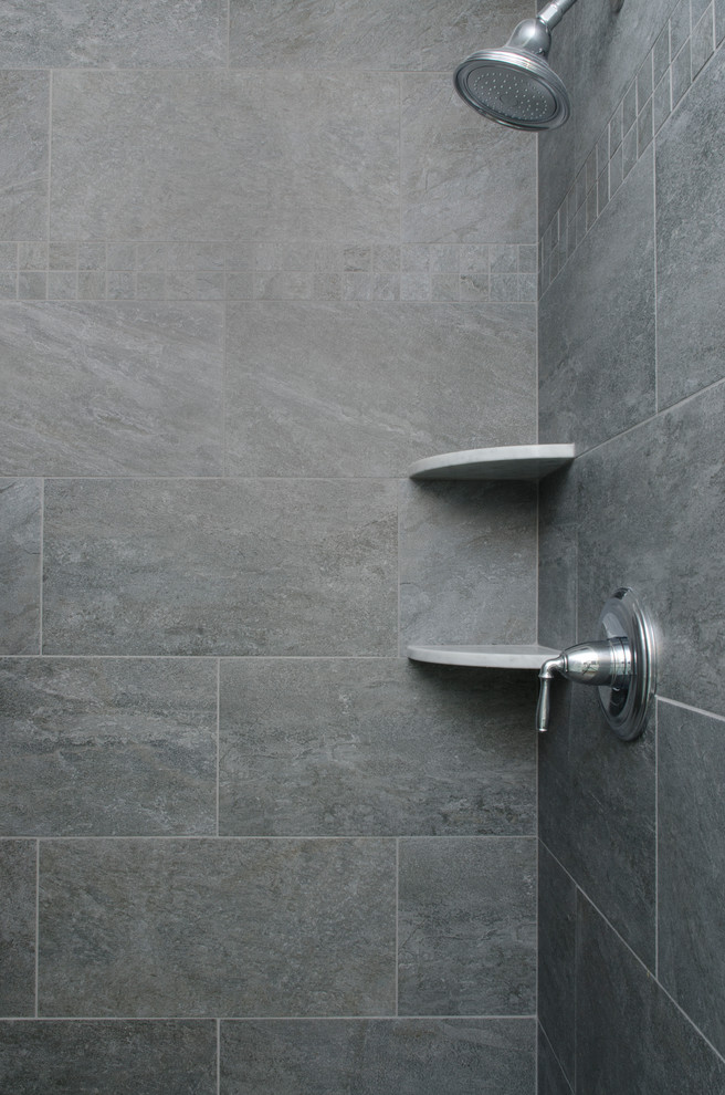 Foto på ett mellanstort funkis en-suite badrum, med en kantlös dusch och klinkergolv i porslin