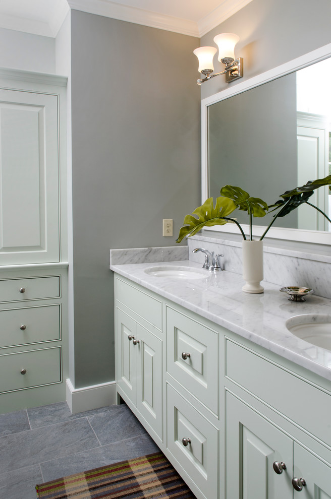 Idées déco pour une salle de bain principale campagne de taille moyenne avec un placard avec porte à panneau surélevé, des portes de placard blanches, un plan de toilette en marbre, une douche à l'italienne, WC à poser et un sol en carrelage de porcelaine.