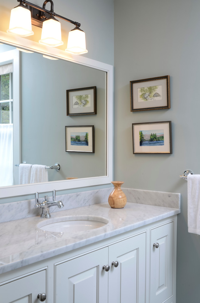 Пример оригинального дизайна: главная ванная комната среднего размера в стиле кантри с консольной раковиной, фасадами с выступающей филенкой, белыми фасадами, мраморной столешницей и полом из керамогранита