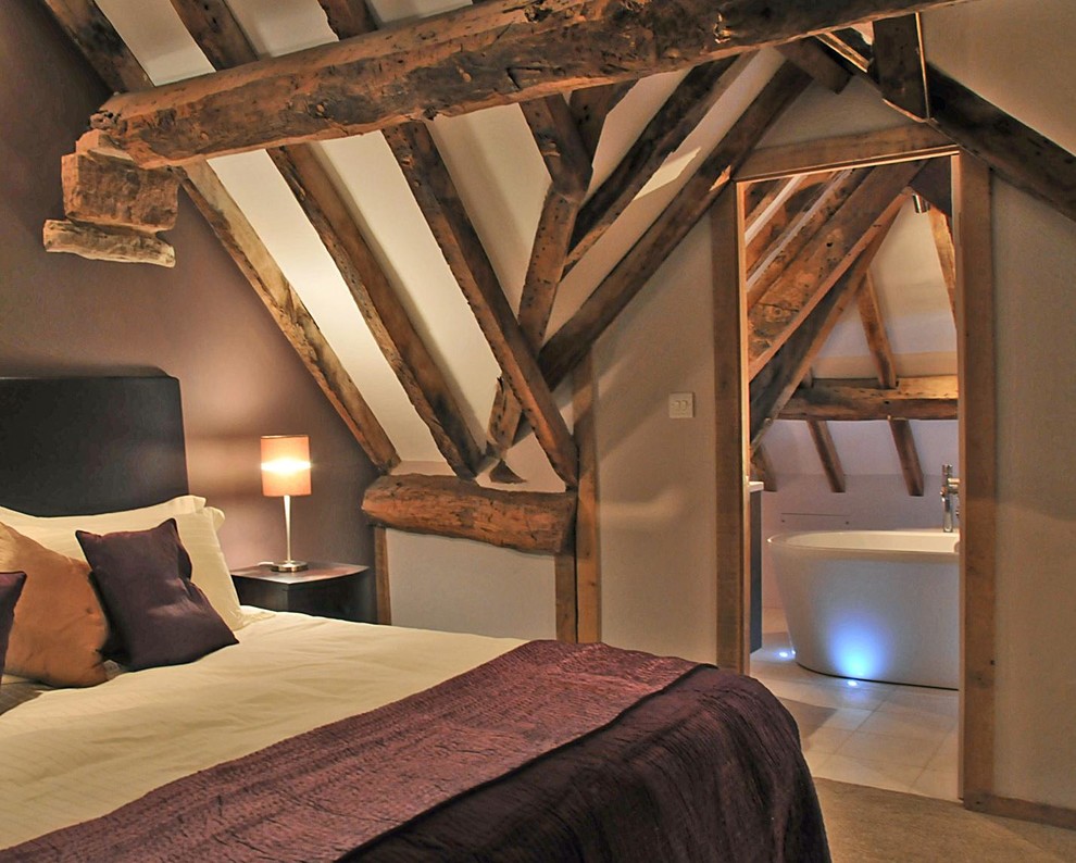 Imagen de dormitorio ecléctico de tamaño medio con paredes beige, suelo de baldosas de porcelana y suelo beige