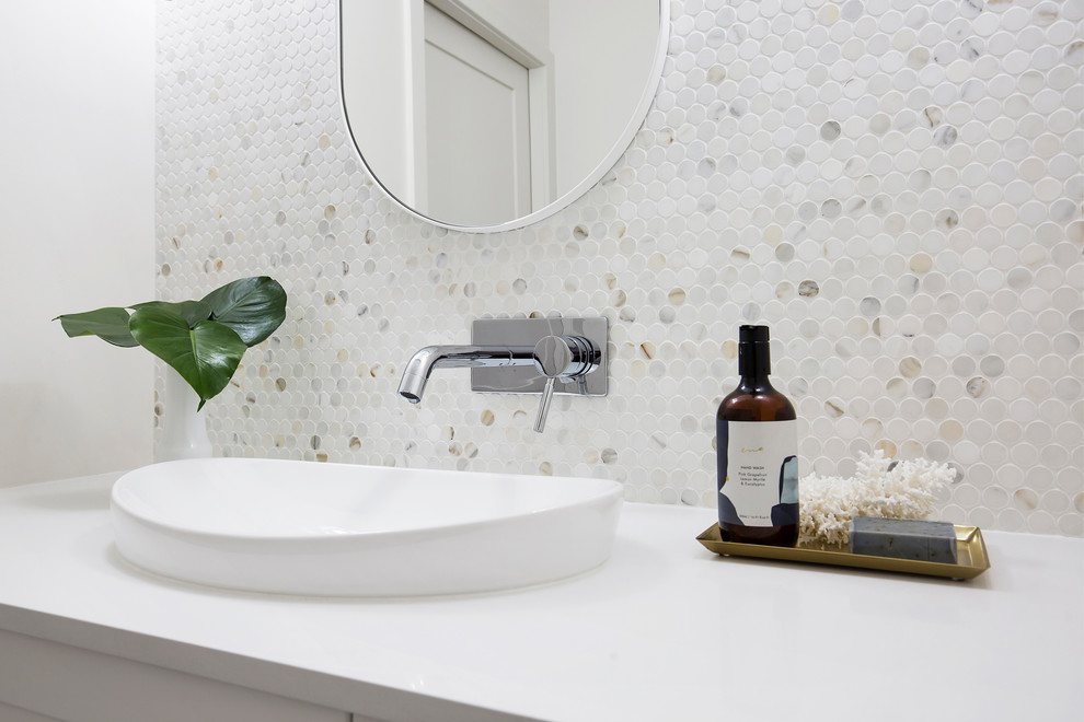 Großes Modernes Badezimmer En Suite mit flächenbündigen Schrankfronten, weißen Schränken, farbigen Fliesen, Marmorfliesen, integriertem Waschbecken und Quarzwerkstein-Waschtisch in Sydney