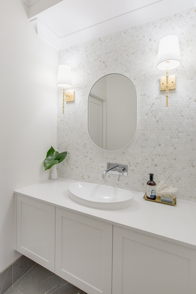 На фото: большая главная ванная комната в современном стиле с плоскими фасадами, белыми фасадами, разноцветной плиткой, мраморной плиткой, белыми стенами, полом из керамогранита, монолитной раковиной, столешницей из искусственного кварца, серым полом и белой столешницей с