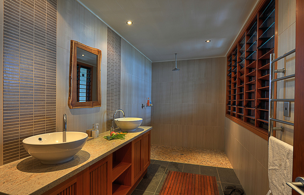 Идея дизайна: ванная комната в морском стиле с открытым душем