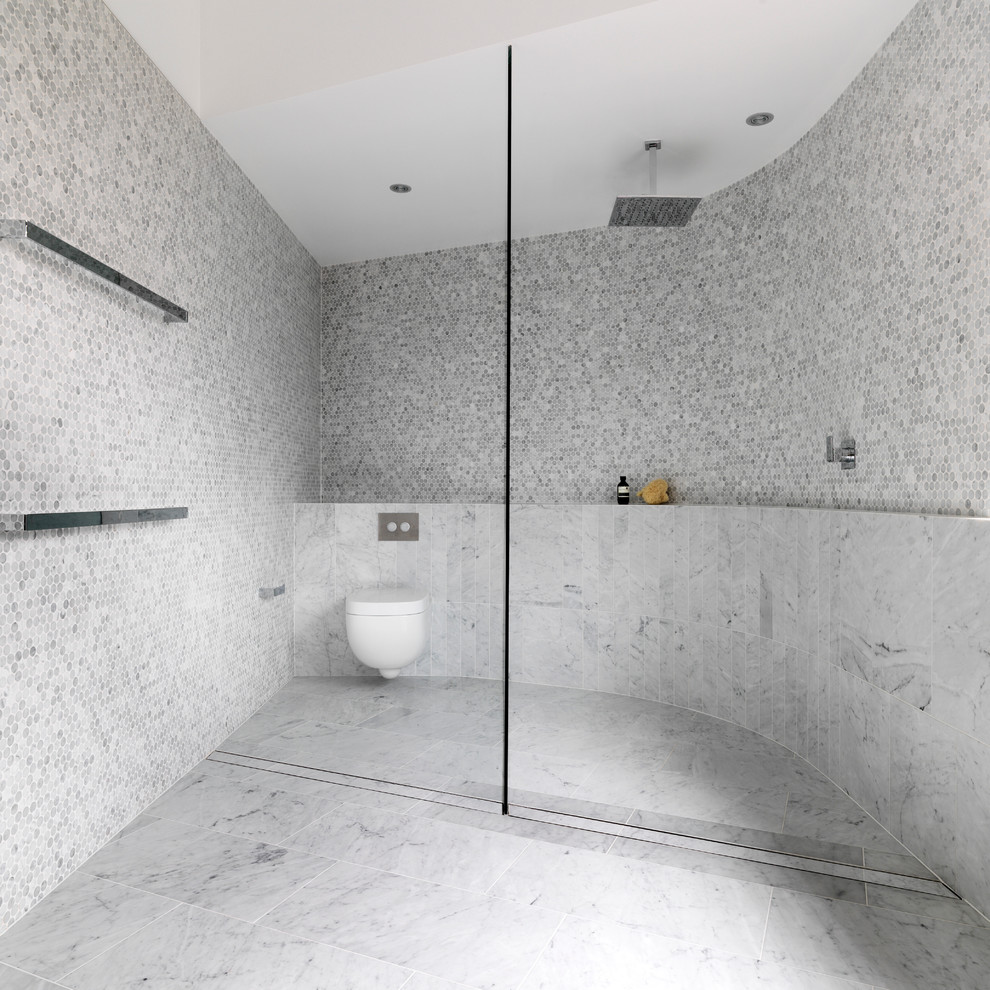 Esempio di una stanza da bagno minimal con doccia aperta, WC sospeso, piastrelle grigie, piastrelle a mosaico e doccia aperta