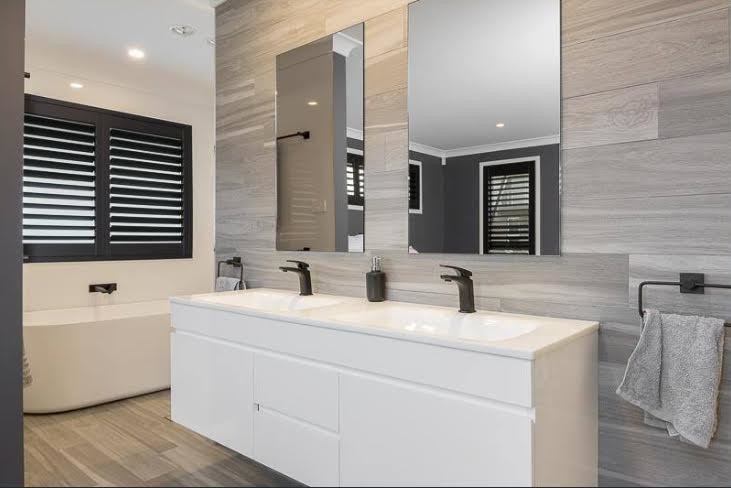Esempio di una stanza da bagno padronale minimal di medie dimensioni con ante lisce, ante bianche, vasca freestanding, pareti bianche e lavabo da incasso
