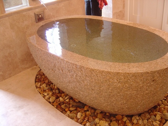 Пример оригинального дизайна: большая главная ванная комната в средиземноморском стиле с отдельно стоящей ванной, плиткой из известняка, бежевыми стенами и полом из известняка