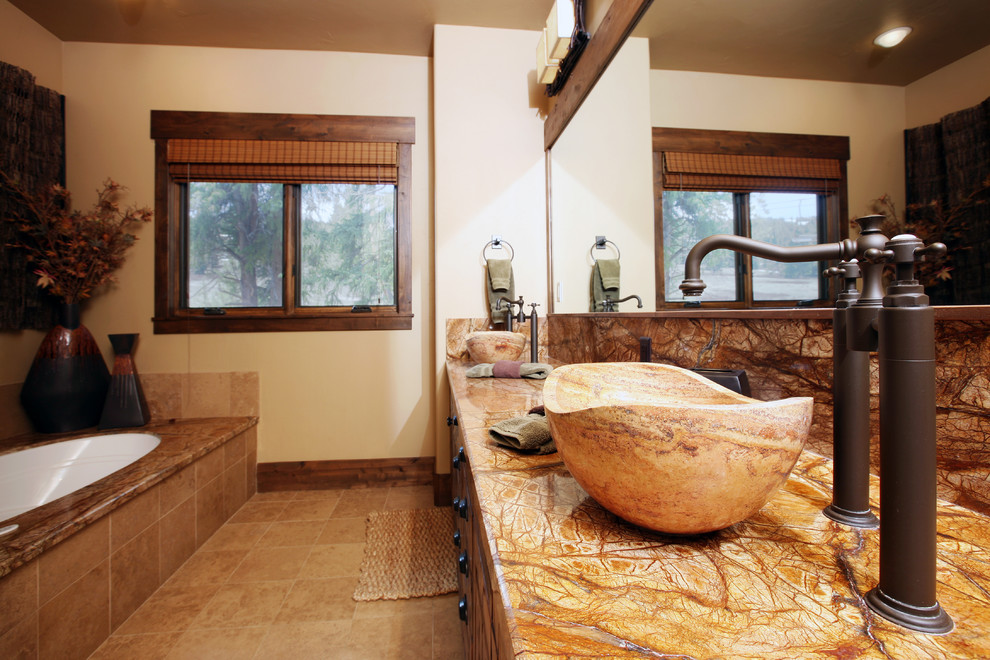 Inspiration för ett stort rustikt en-suite badrum, med luckor med upphöjd panel, skåp i mörkt trä, ett undermonterat badkar, beige kakel, beige väggar, ett fristående handfat, beiget golv, en hörndusch och dusch med gångjärnsdörr