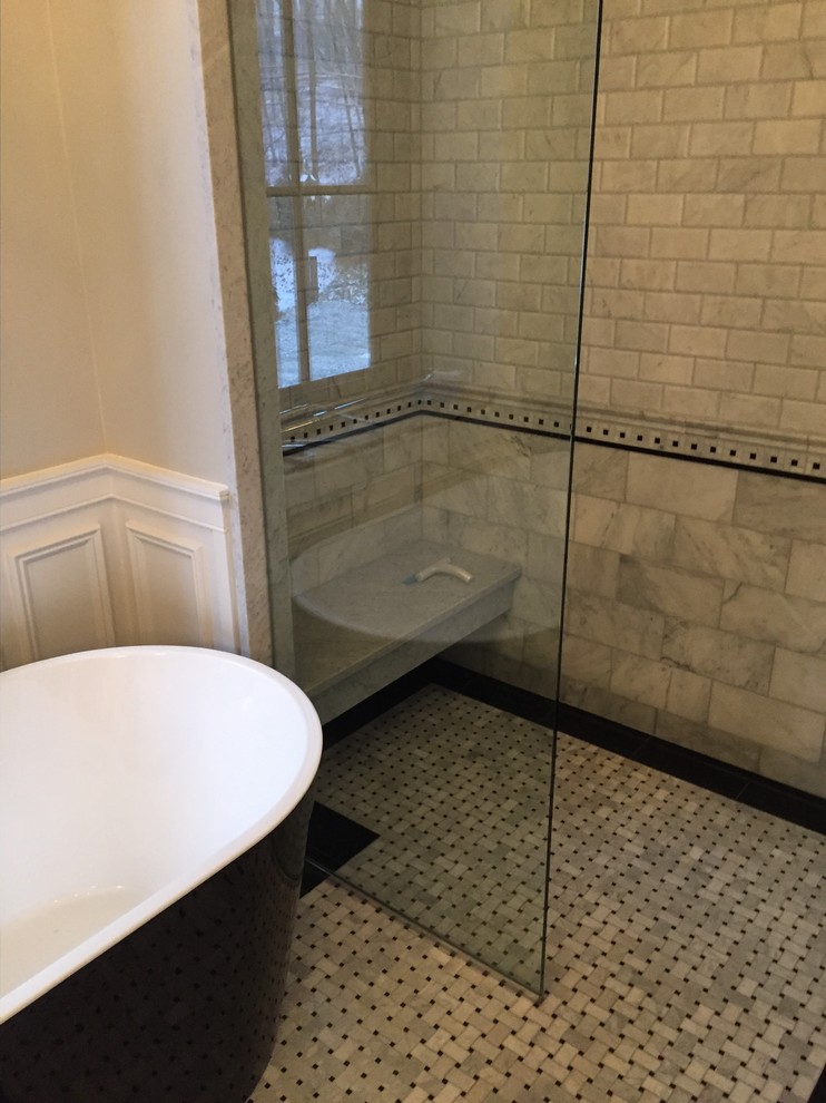 Inspiration pour une grande salle de bain principale traditionnelle avec une baignoire indépendante, une douche à l'italienne, un carrelage blanc, un carrelage de pierre, un mur blanc et un sol en carrelage de terre cuite.