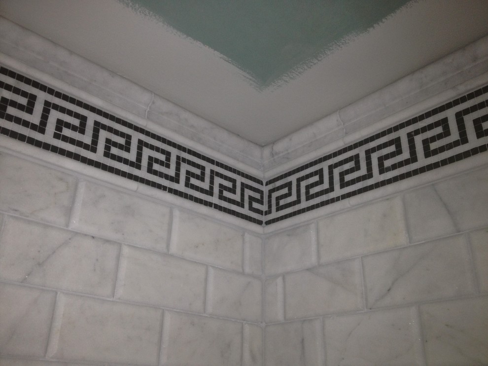 Exempel på ett stort klassiskt en-suite badrum, med ett fristående badkar, en kantlös dusch, vit kakel, stenkakel, vita väggar och mosaikgolv